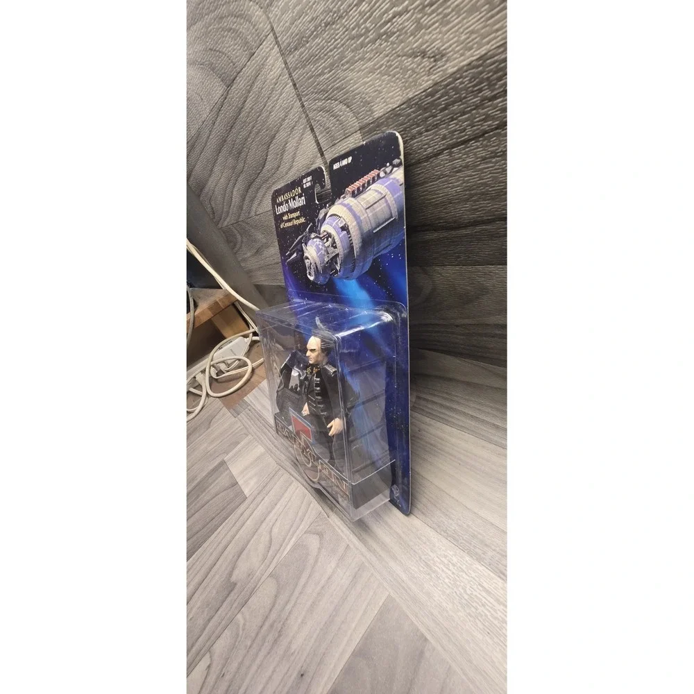1997 BABYLON 5 AMBASSADOR LONDO MOLLARI W/TRANSPORT  Action Figure